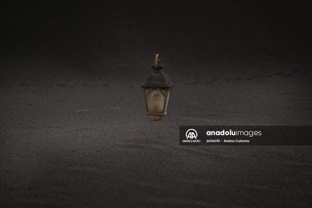 Cumbre Vieja volcano erupts in Spanish Canary Island of La Palma