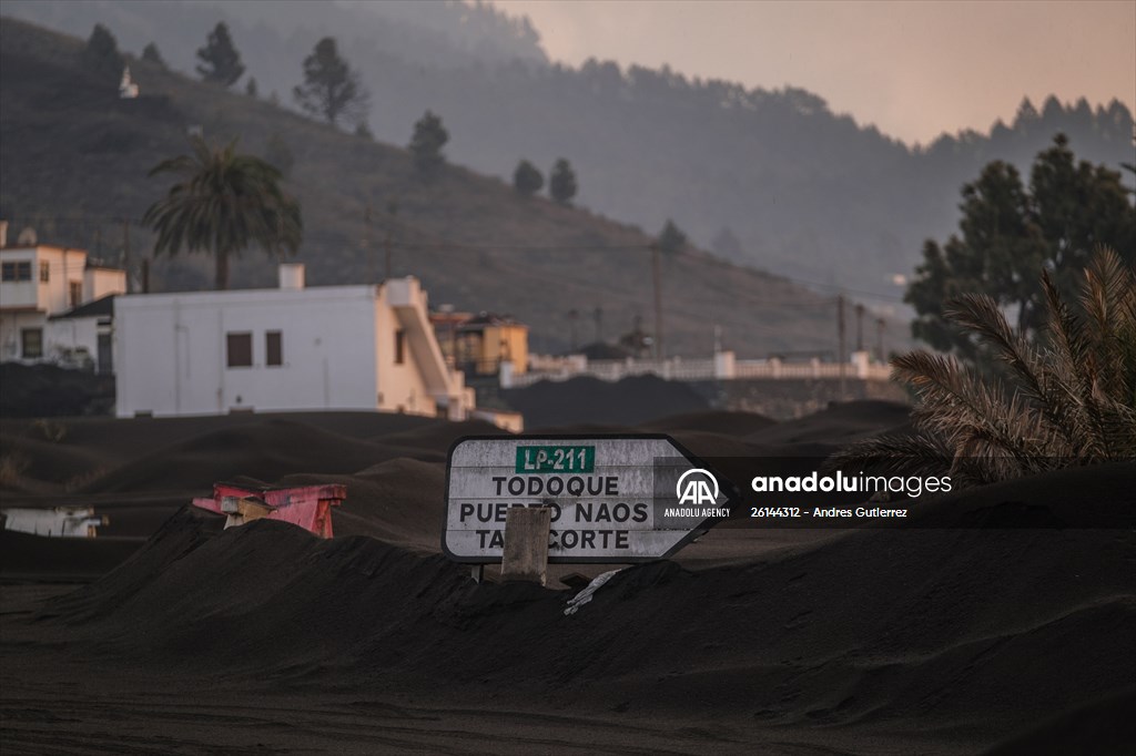 Cumbre Vieja volcano erupts in Spanish Canary Island of La Palma