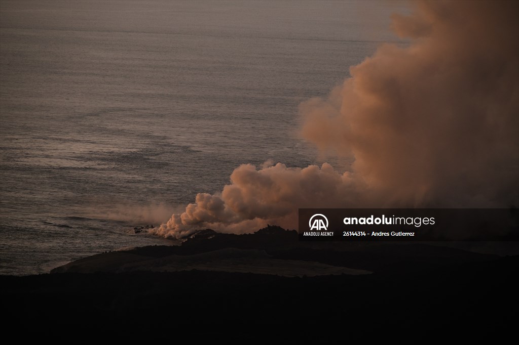 Cumbre Vieja volcano erupts in Spanish Canary Island of La Palma