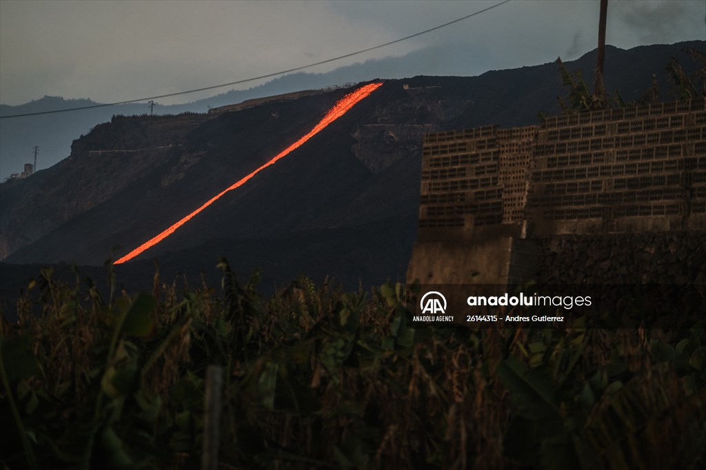 Cumbre Vieja volcano erupts in Spanish Canary Island of La Palma