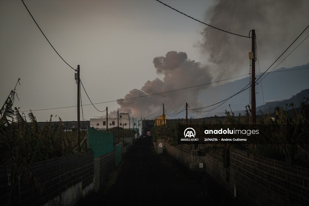 Cumbre Vieja volcano erupts in Spanish Canary Island of La Palma