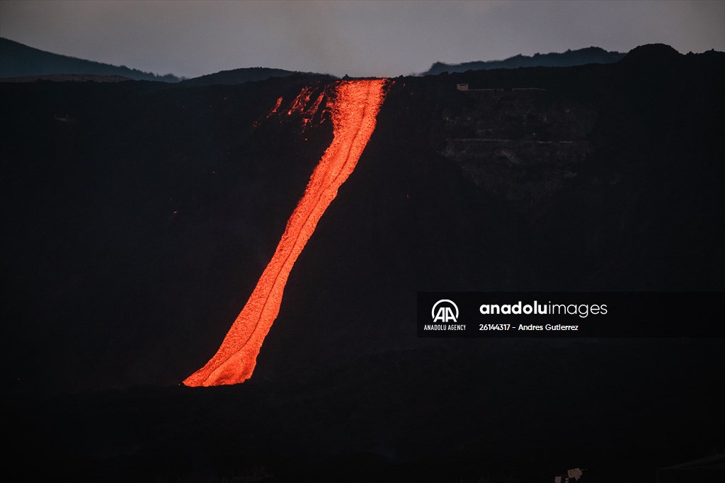 Cumbre Vieja volcano erupts in Spanish Canary Island of La Palma