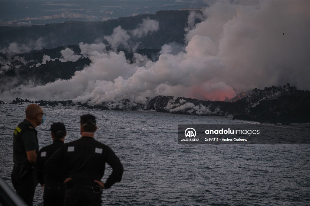 Cumbre Vieja volcano erupts in Spanish Canary Island of La Palma