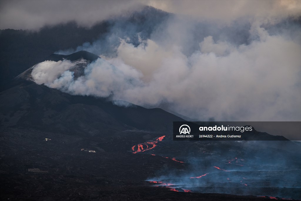 Cumbre Vieja volcano erupts in Spanish Canary Island of La Palma