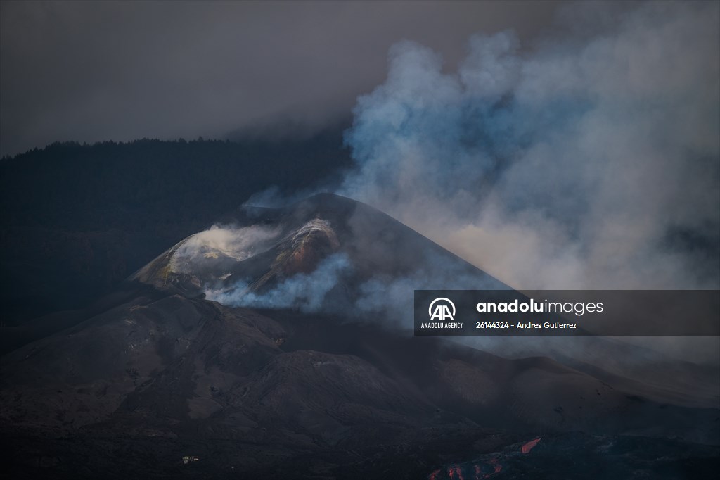 Cumbre Vieja volcano erupts in Spanish Canary Island of La Palma