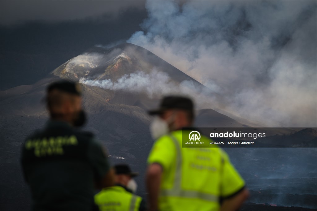 Cumbre Vieja volcano erupts in Spanish Canary Island of La Palma