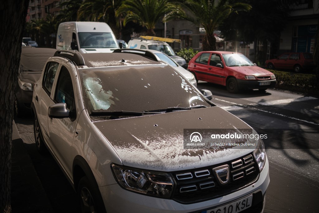 Cumbre Vieja volcano erupts in Spanish Canary Island of La Palma