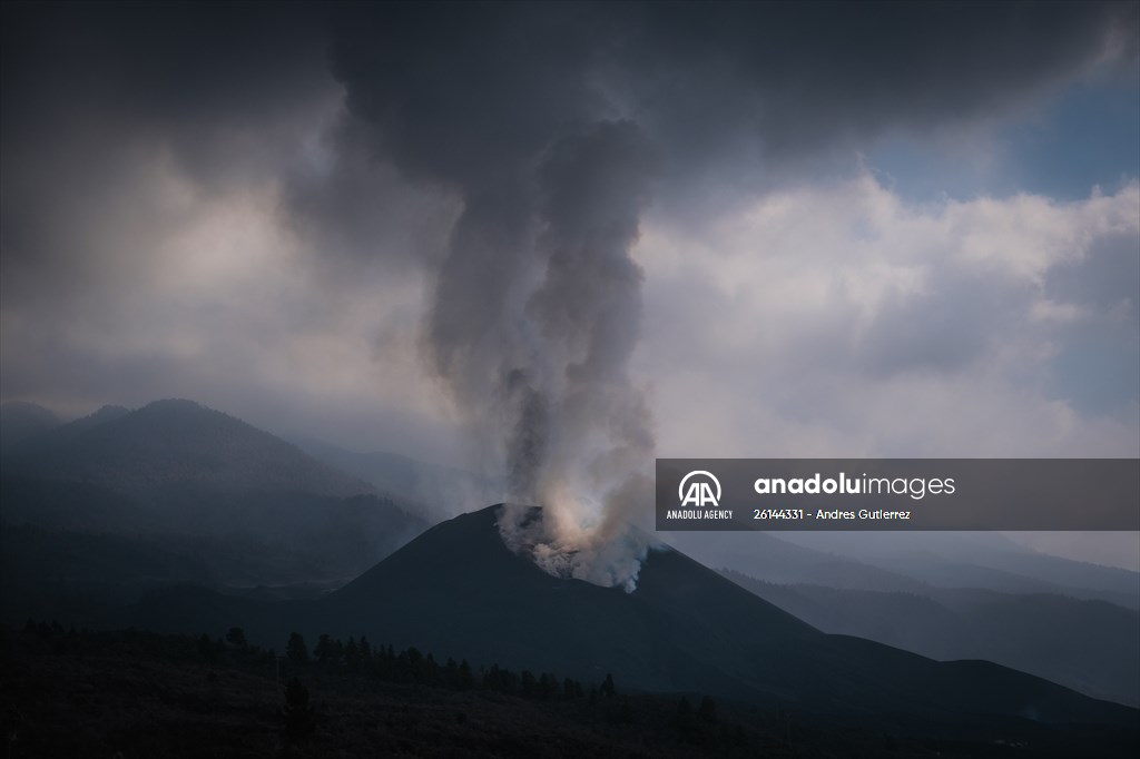 Cumbre Vieja volcano erupts in Spanish Canary Island of La Palma