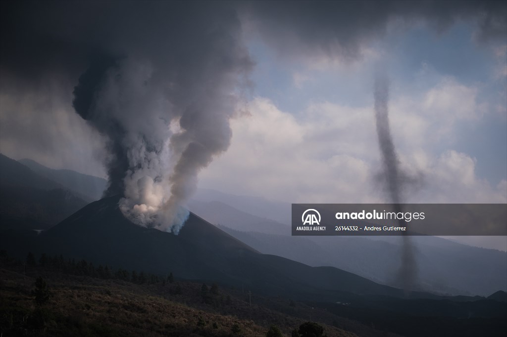 Cumbre Vieja volcano erupts in Spanish Canary Island of La Palma