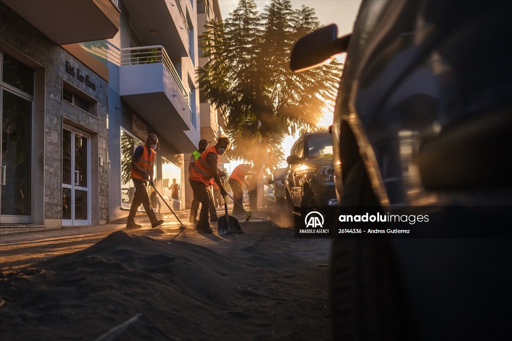 Cumbre Vieja volcano erupts in Spanish Canary Island of La Palma