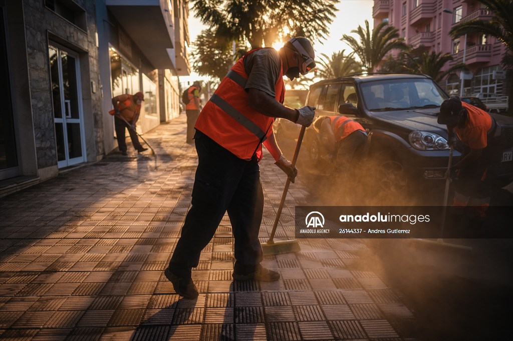 Cumbre Vieja volcano erupts in Spanish Canary Island of La Palma