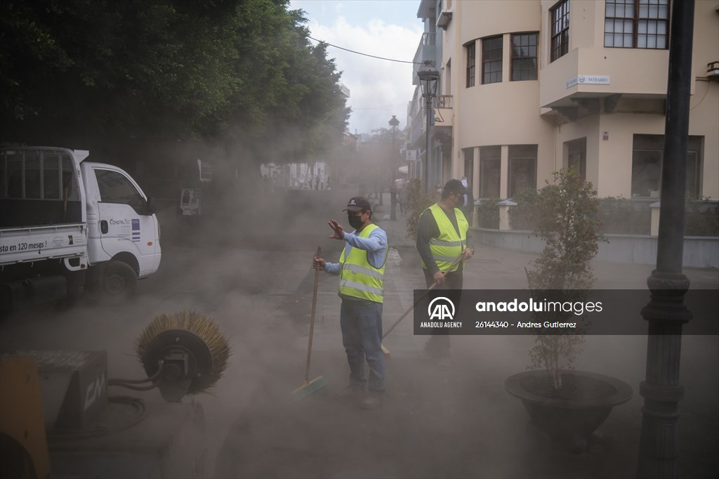 Cumbre Vieja volcano erupts in Spanish Canary Island of La Palma