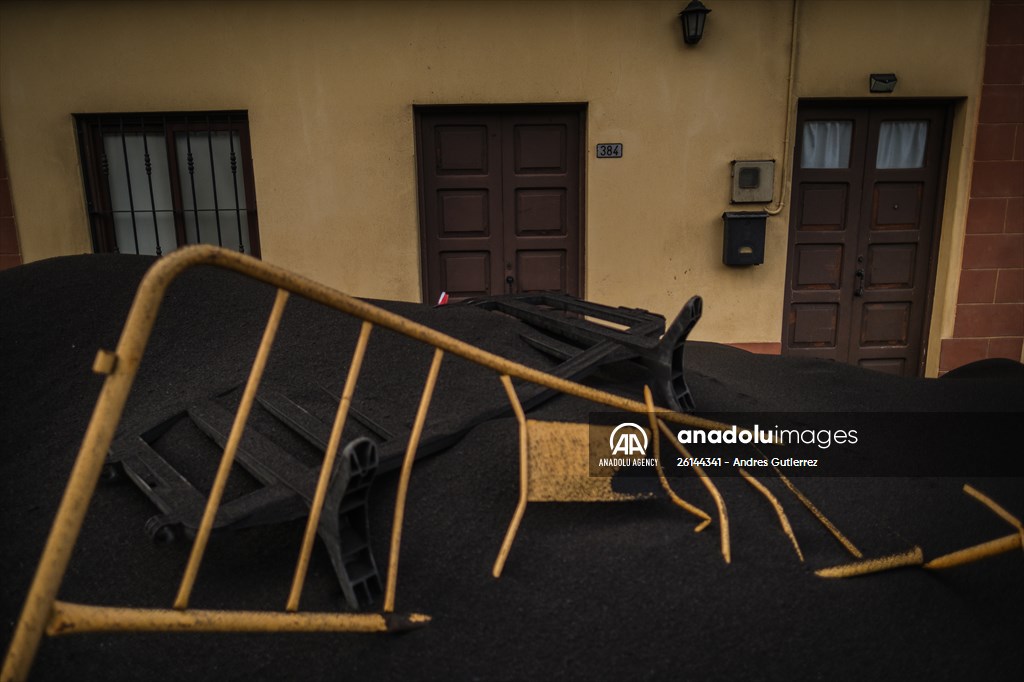 Cumbre Vieja volcano erupts in Spanish Canary Island of La Palma