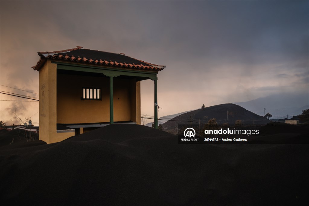 Cumbre Vieja volcano erupts in Spanish Canary Island of La Palma