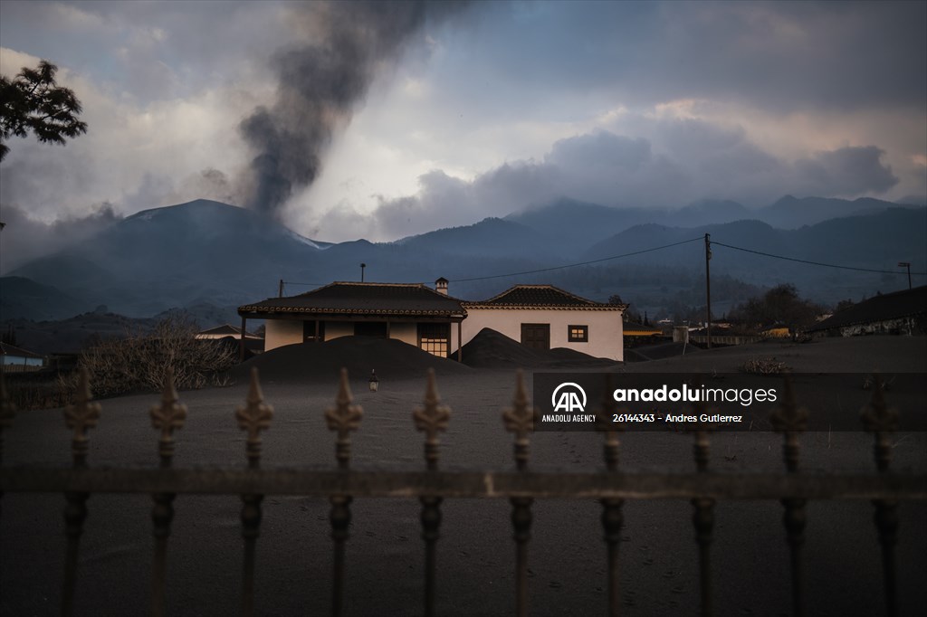 Cumbre Vieja volcano erupts in Spanish Canary Island of La Palma