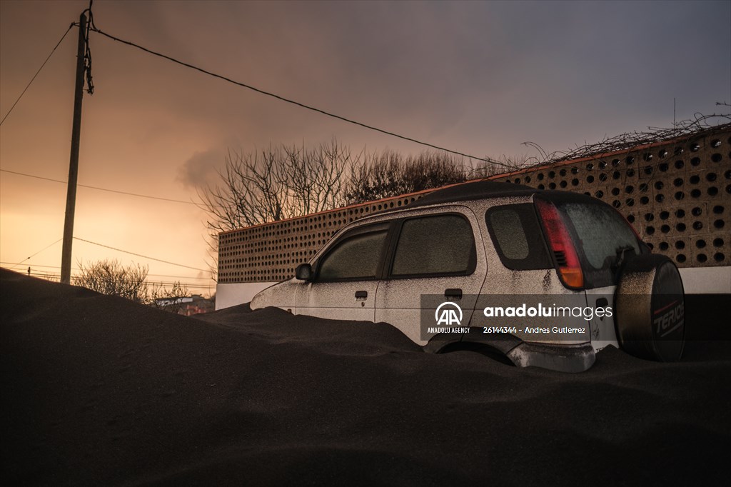 Cumbre Vieja volcano erupts in Spanish Canary Island of La Palma