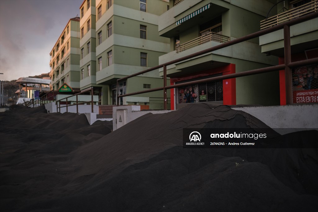 Cumbre Vieja volcano erupts in Spanish Canary Island of La Palma