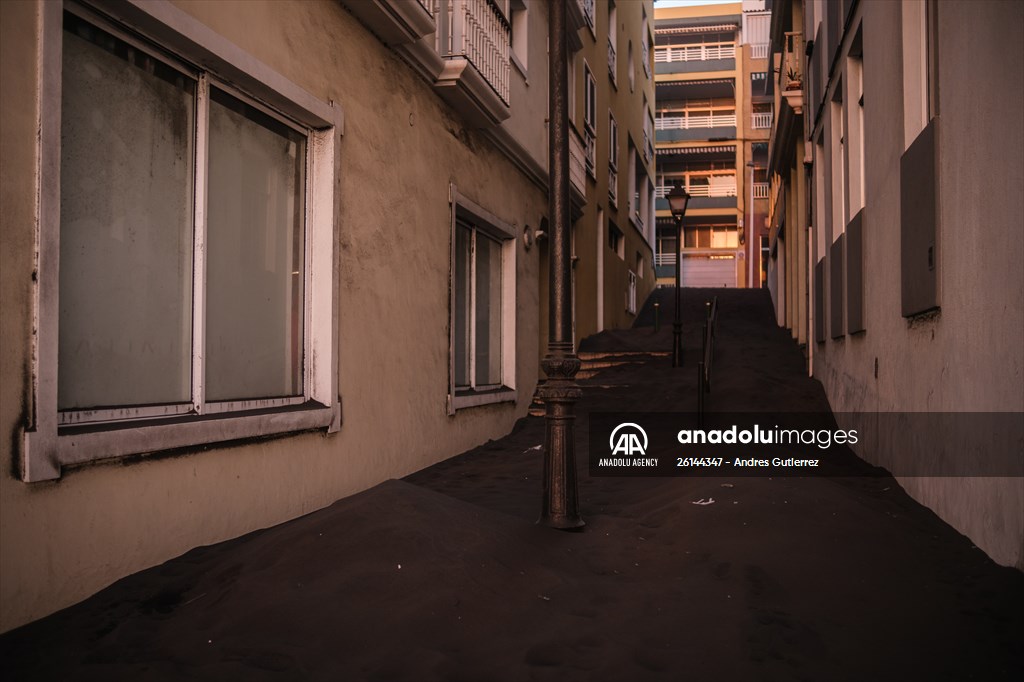 Cumbre Vieja volcano erupts in Spanish Canary Island of La Palma