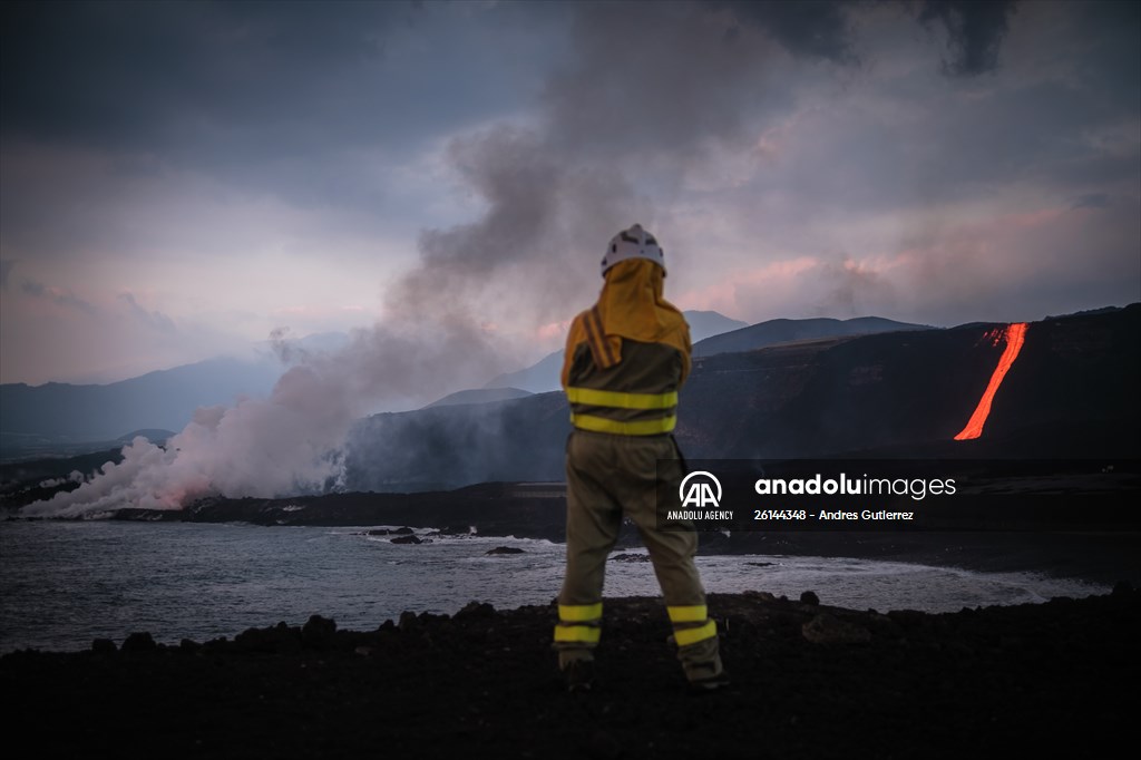 Cumbre Vieja volcano erupts in Spanish Canary Island of La Palma