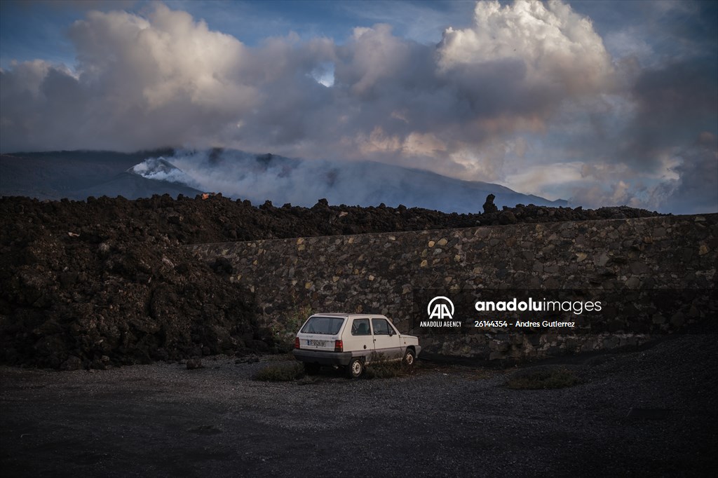 Cumbre Vieja volcano erupts in Spanish Canary Island of La Palma