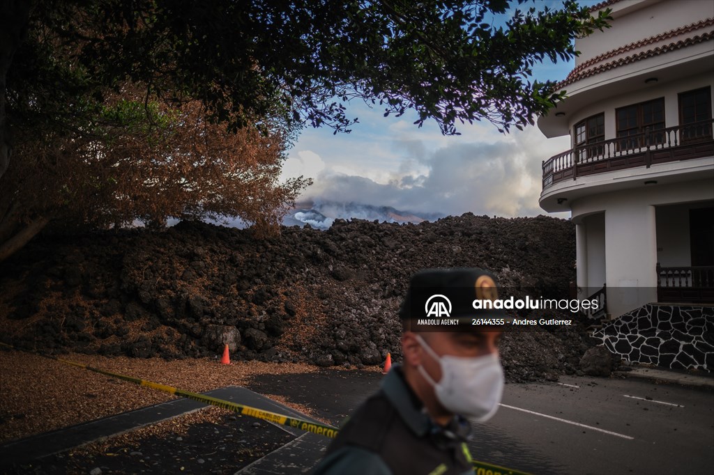 Cumbre Vieja volcano erupts in Spanish Canary Island of La Palma