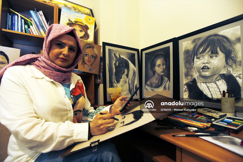 Muhasebeciliği bırakıp gerçekçi kara kalem portre ve karikatür yapmaya başladı