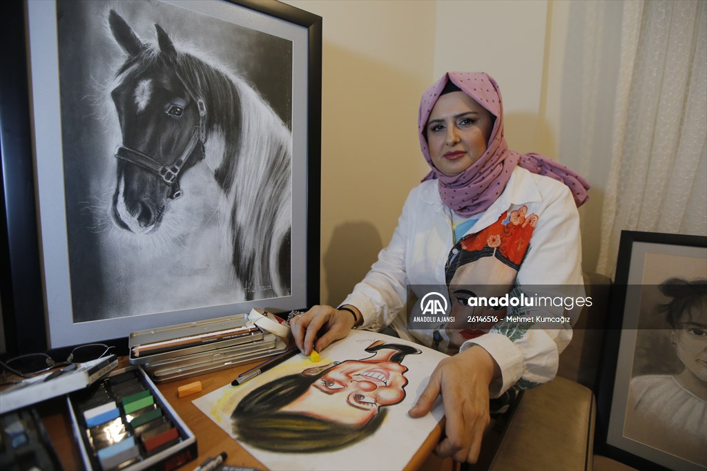 Muhasebeciliği bırakıp gerçekçi kara kalem portre ve karikatür yapmaya başladı
