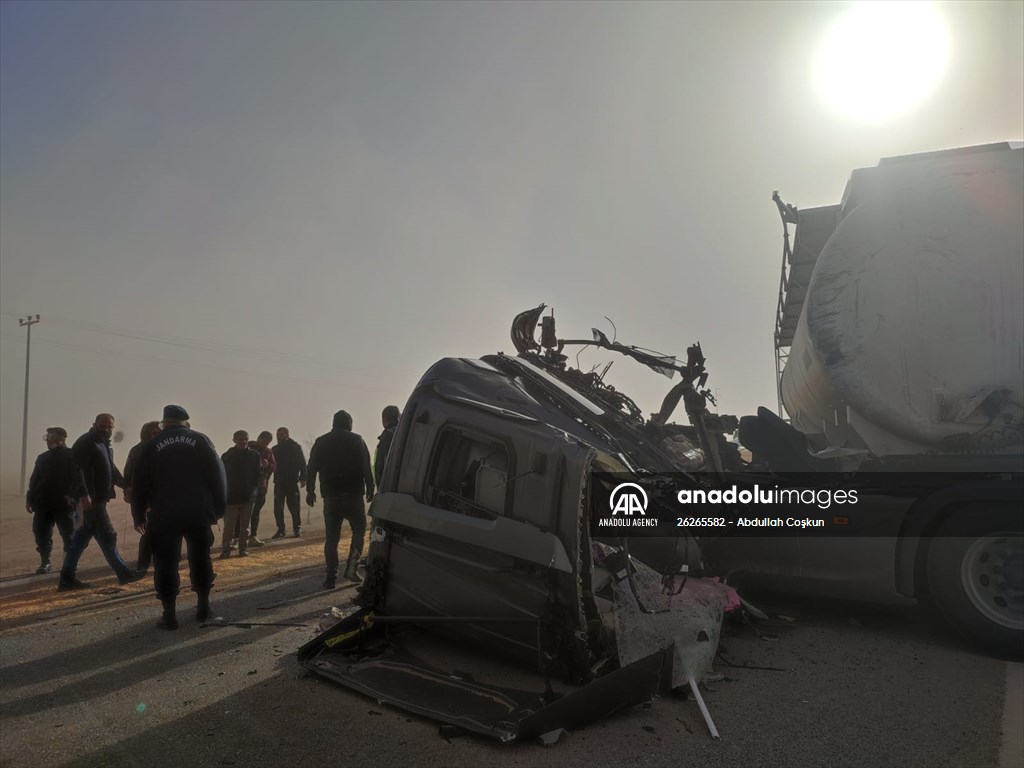 Multiple-vehicle collision due to sandstorm in Turkey's Konya