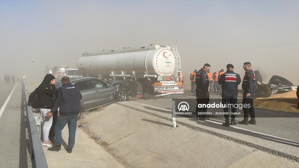 Multiple-vehicle collision due to sandstorm in Turkey's Konya