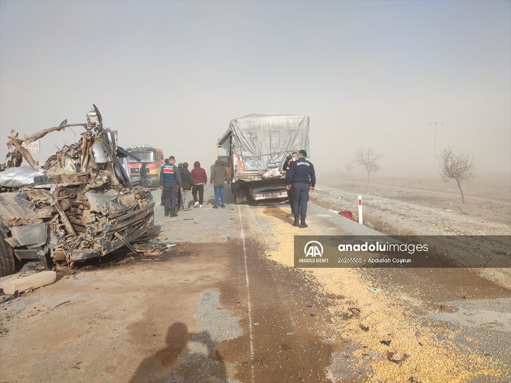 Multiple-vehicle collision due to sandstorm in Turkey's Konya