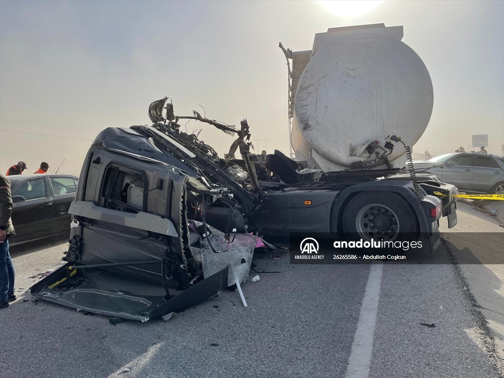 Multiple-vehicle collision due to sandstorm in Turkey's Konya