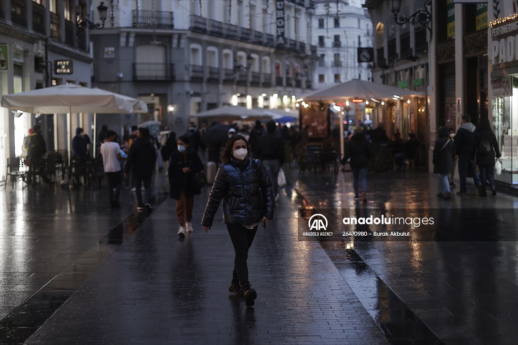 Spain mandate face masks outdoors again Anadolu Images