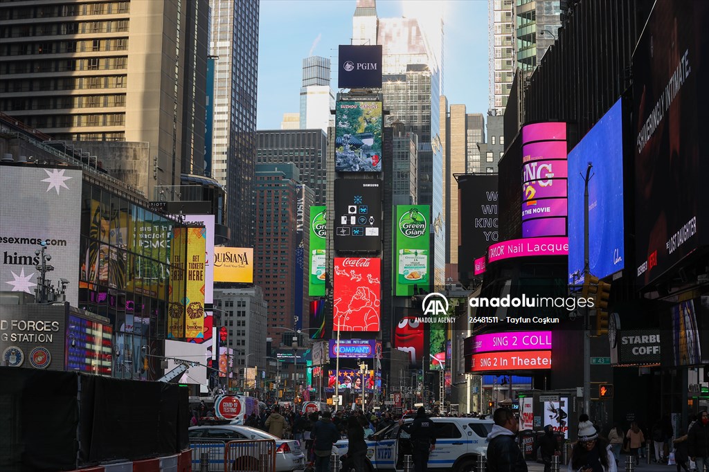 daily-life-at-times-square-in-nyc-on-christmas-eve-anadolu-images