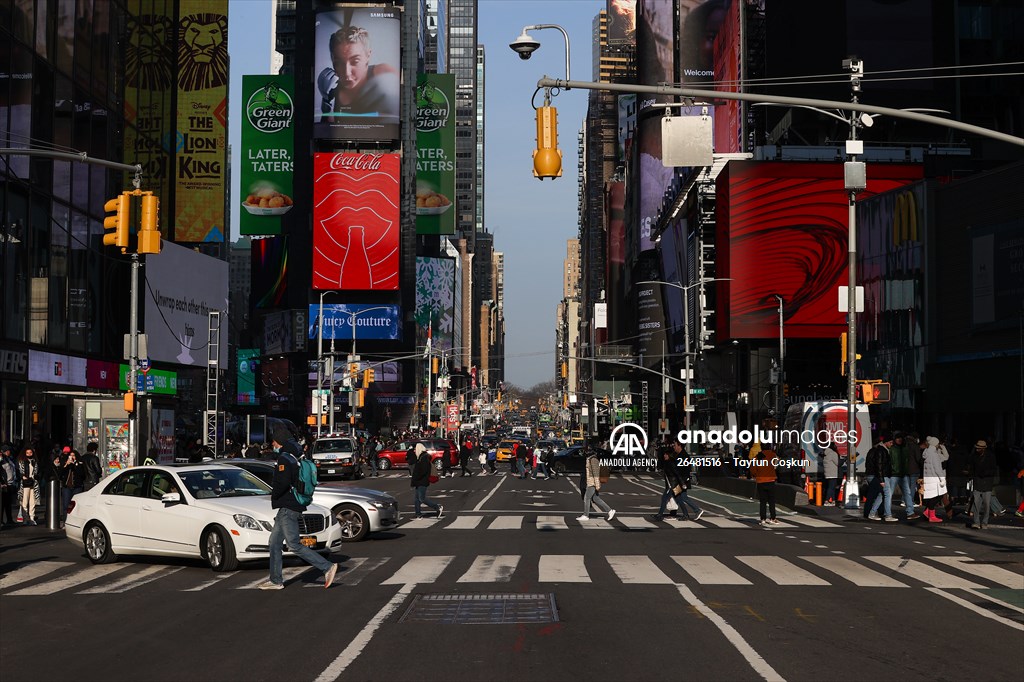 daily-life-at-times-square-in-nyc-on-christmas-eve-anadolu-images