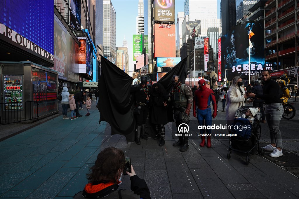 daily-life-at-times-square-in-nyc-on-christmas-eve-anadolu-images