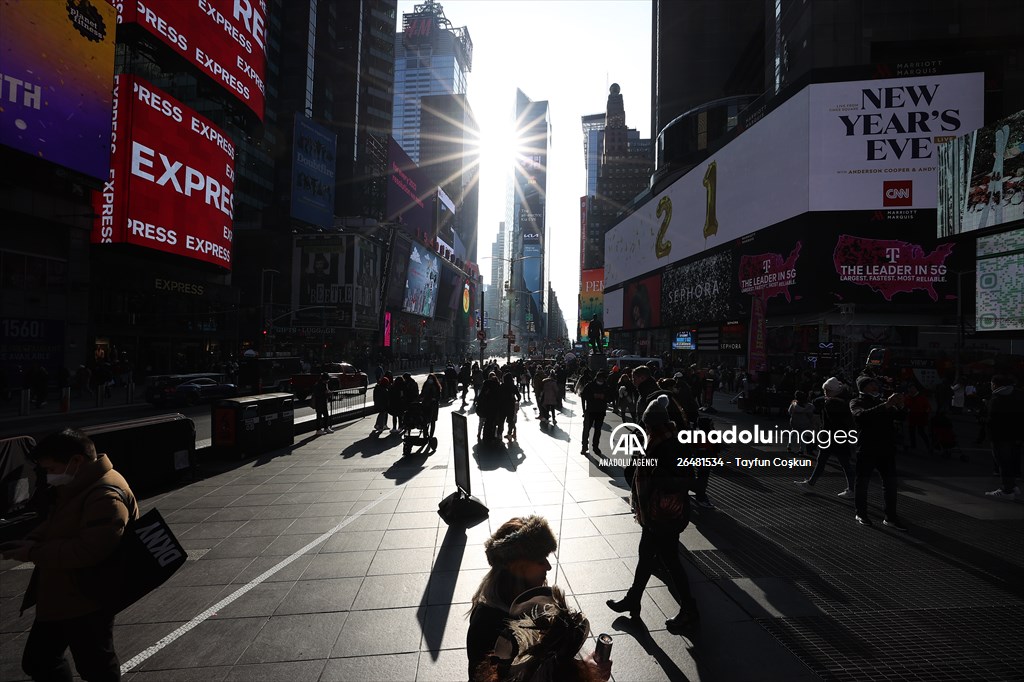 daily-life-at-times-square-in-nyc-on-christmas-eve-anadolu-images