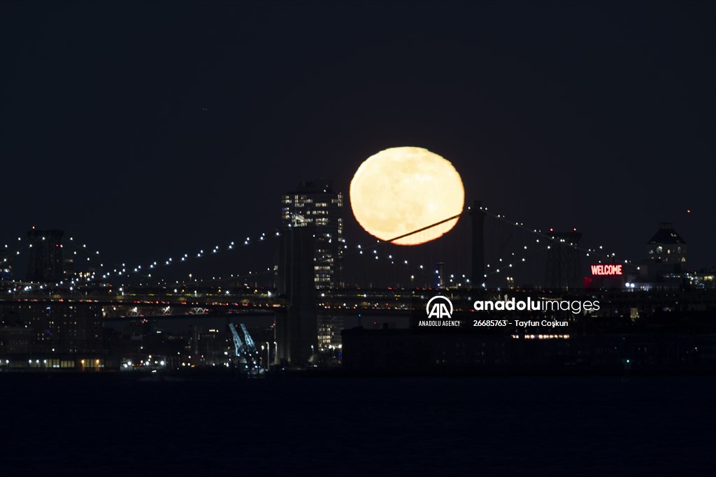 Full Wolf Moon in New York City Anadolu Images