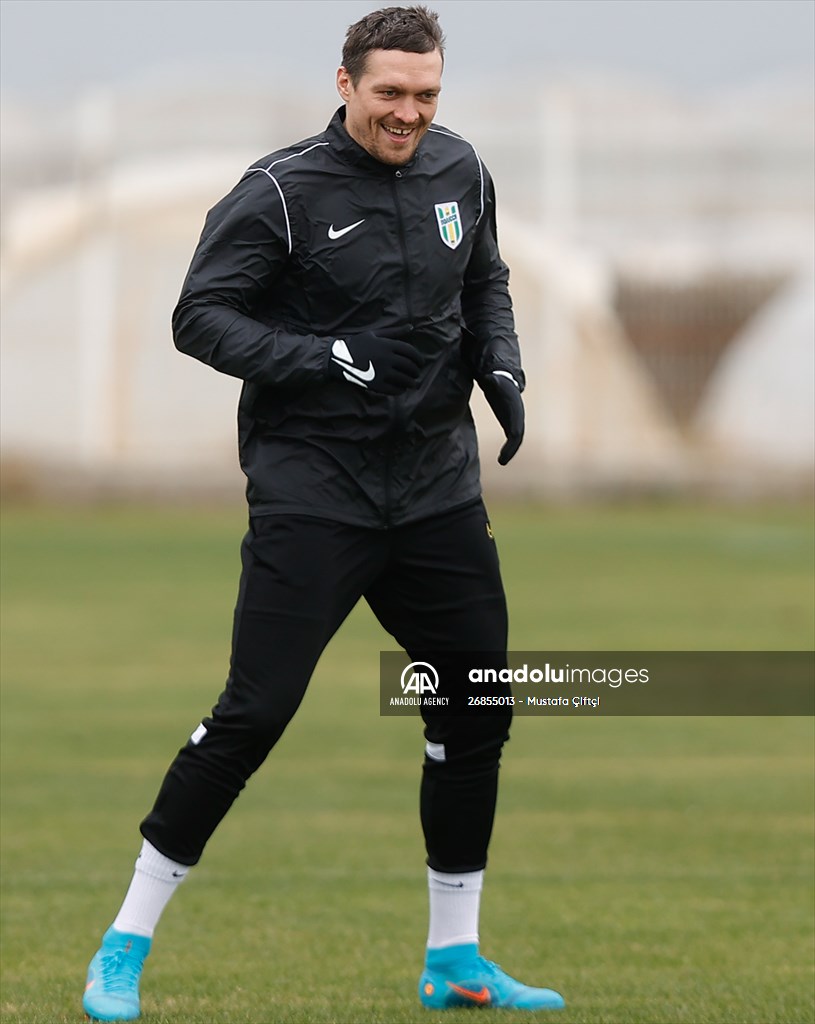 World heavyweight champion Oleksandr Usyk trains with FC Polissya in Turkiye's Antalya