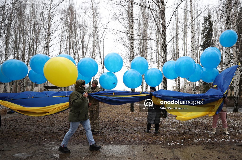 Ukrainian activists send Ukrainian flag in balloons to separatist-held territories
