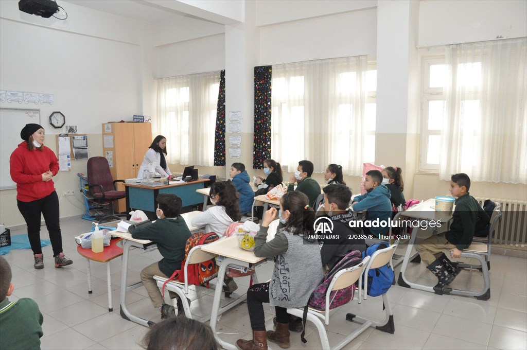 Öğrenciler "Çöp Müzesi" projesiyle atıklardan gübre ve sabun üretti