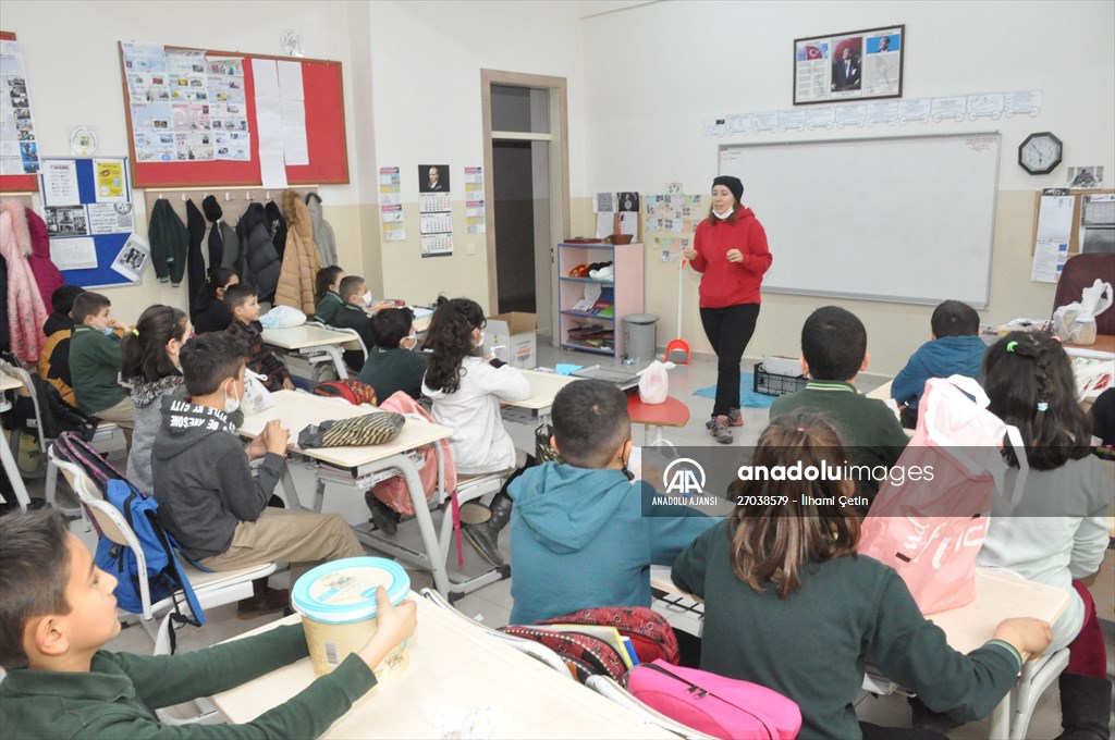 Öğrenciler "Çöp Müzesi" projesiyle atıklardan gübre ve sabun üretti