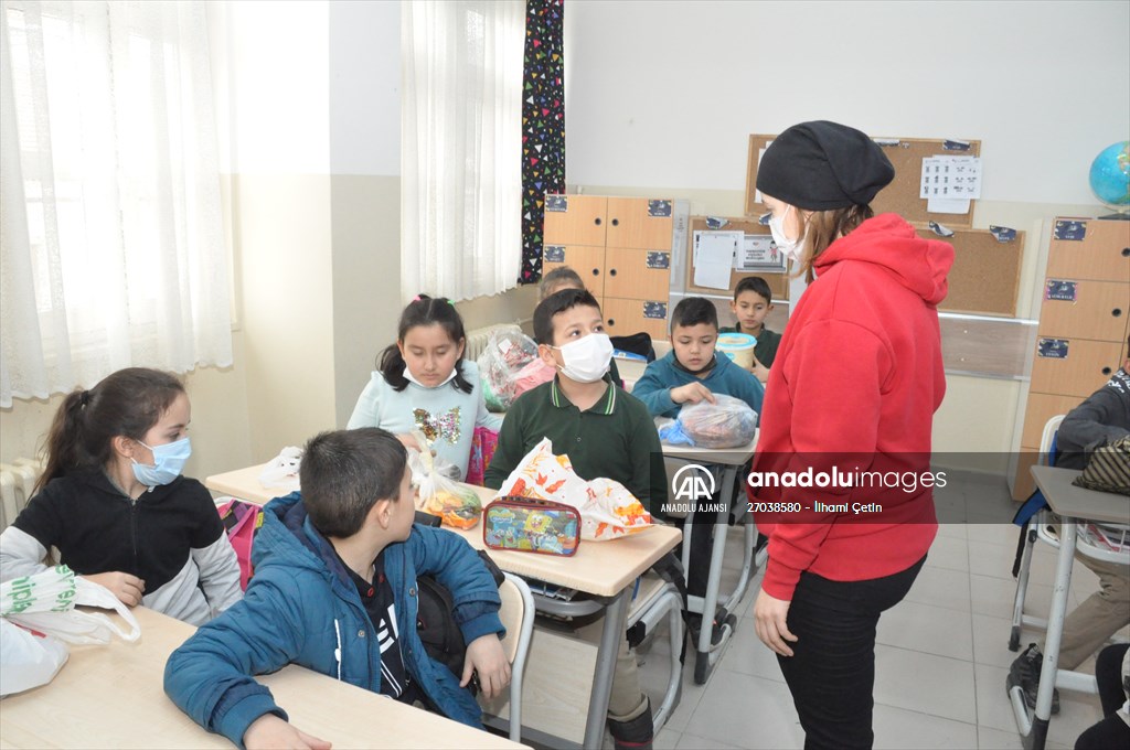 Öğrenciler "Çöp Müzesi" projesiyle atıklardan gübre ve sabun üretti