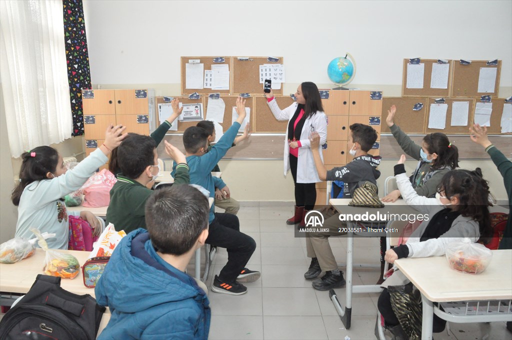 Öğrenciler "Çöp Müzesi" projesiyle atıklardan gübre ve sabun üretti