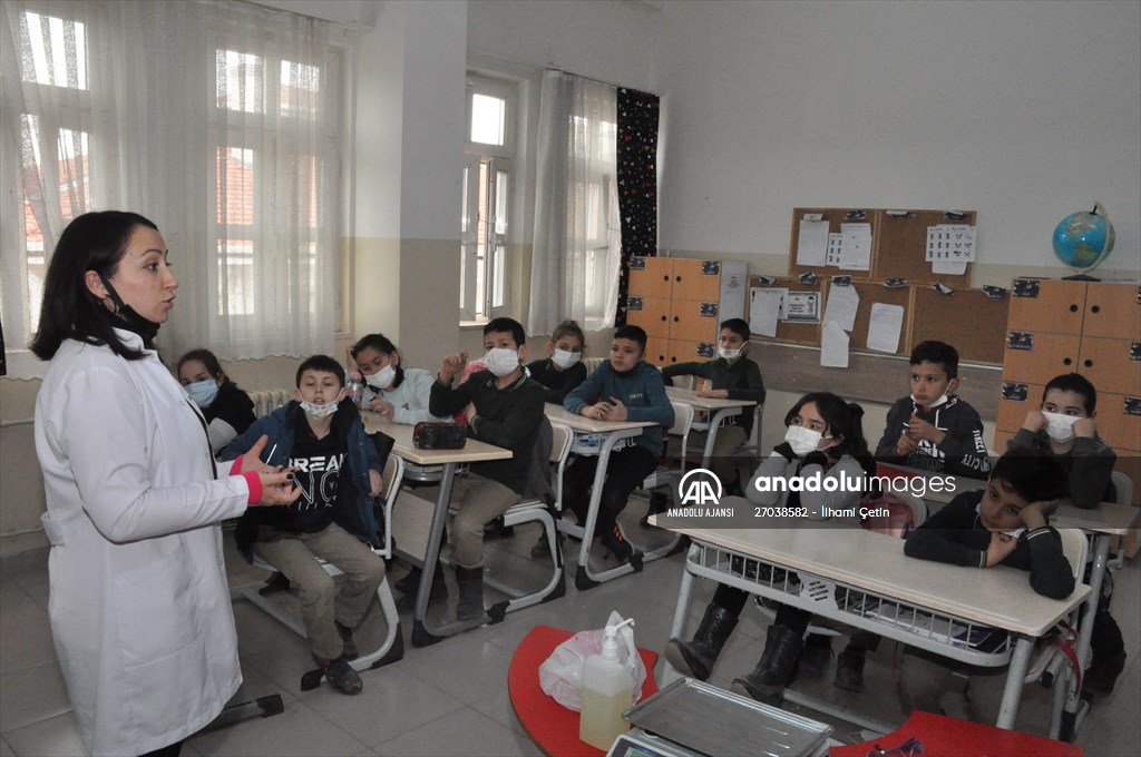 Öğrenciler "Çöp Müzesi" projesiyle atıklardan gübre ve sabun üretti