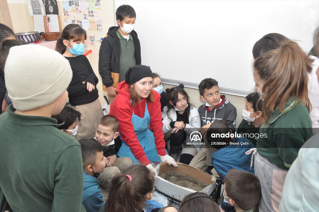 Öğrenciler "Çöp Müzesi" projesiyle atıklardan gübre ve sabun üretti