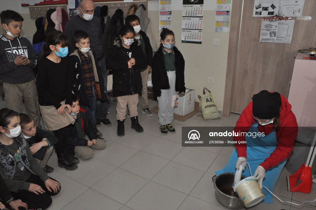 Öğrenciler "Çöp Müzesi" projesiyle atıklardan gübre ve sabun üretti