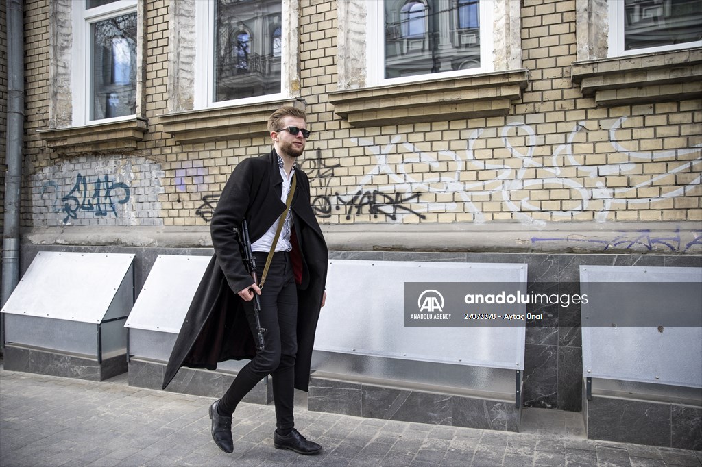 Sviatoslav Yurash: Ukrainian youngest parliament member at the streets with his weapon to defend Kyiv