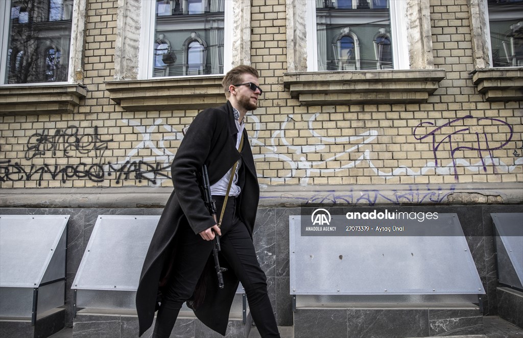 Sviatoslav Yurash: Ukrainian youngest parliament member at the streets with his weapon to defend Kyiv
