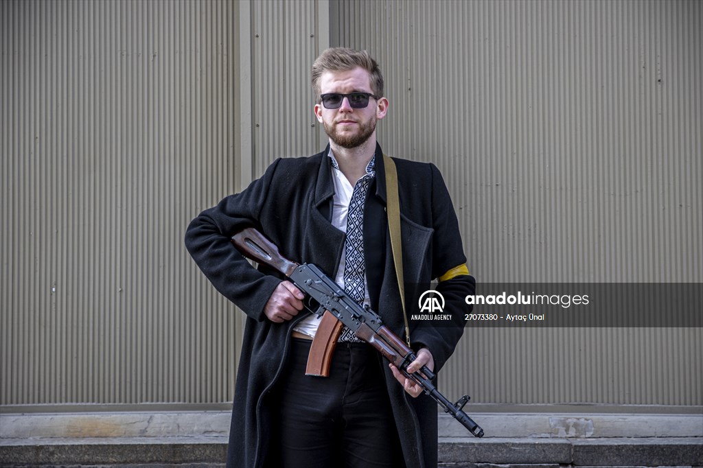 Sviatoslav Yurash: Ukrainian youngest parliament member at the streets with his weapon to defend Kyiv