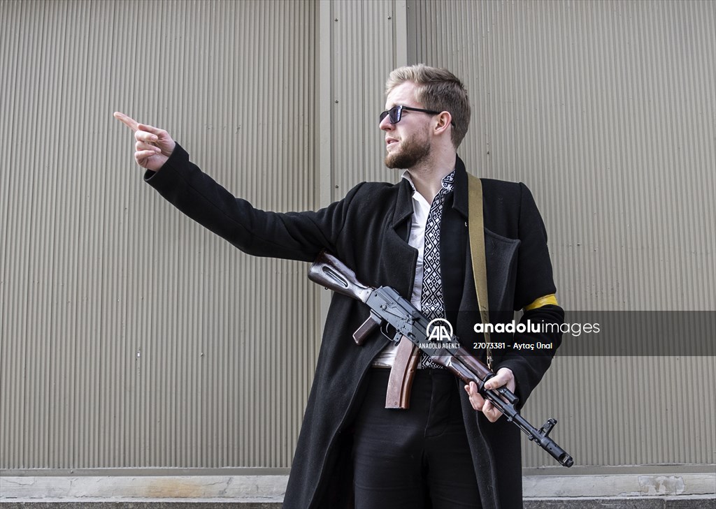 Sviatoslav Yurash: Ukrainian youngest parliament member at the streets with his weapon to defend Kyiv